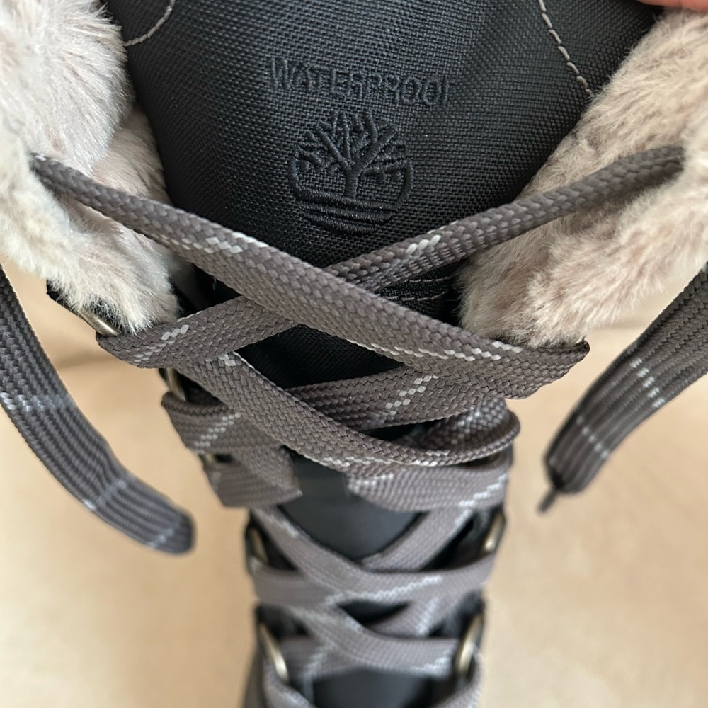 Like New Timberland Women's Earthkeepers Comfy Warm Stylish, Waterproof Boots - Picture 6 of 16